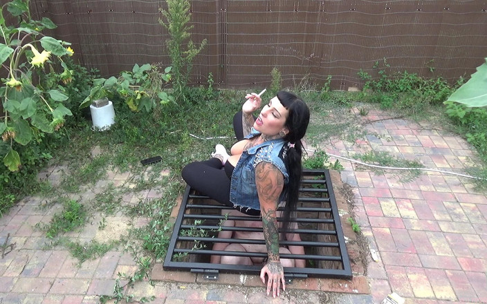 Domina Lady Vampira - SM Studio Femdom Empire: Punshing couilles 4