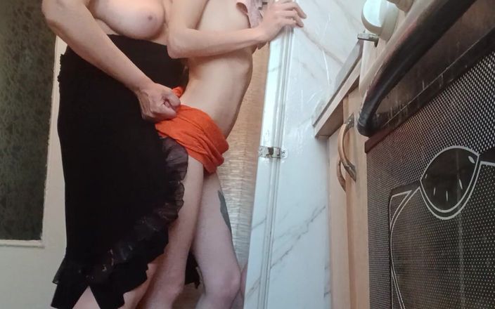 Lesbian-candys: Moje nevlastní matka mě tvrdě šuká v kuchyni