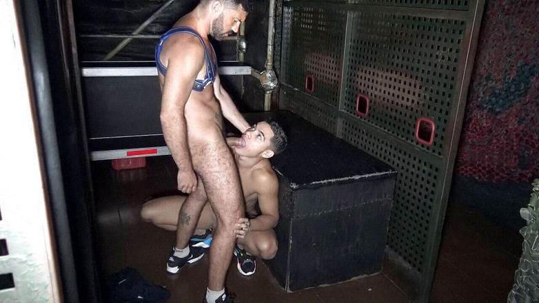 INTERRACIAL BAREBACK SEX: Twni latino seksi dikongkek ayah di Barcelona