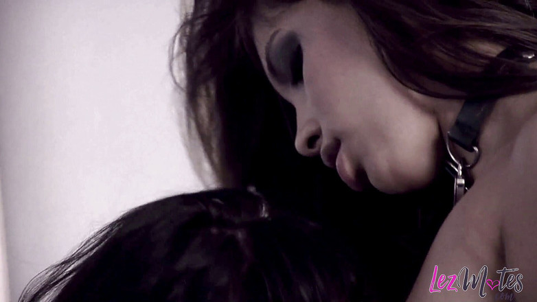 Lez Mates: それらを舐めることによって彼らのタイトな濡れた猫を喜ばせる