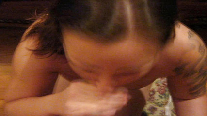 Sexy Amateurz: Akcja sex oralny POV dla wytatuowana brunetka