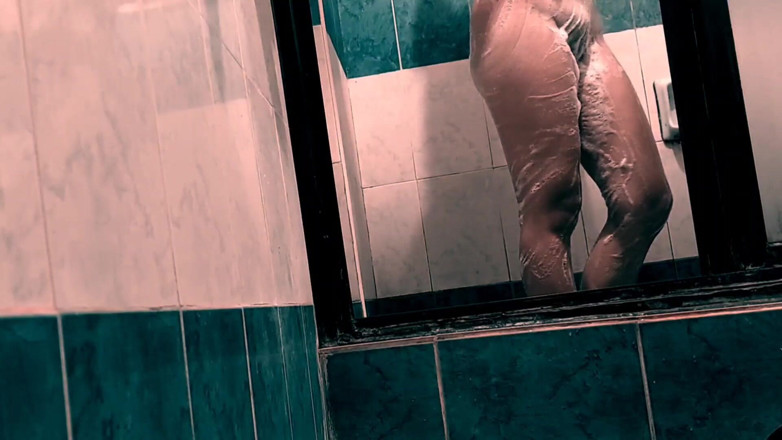 Grentie: Feeling horny in the shower