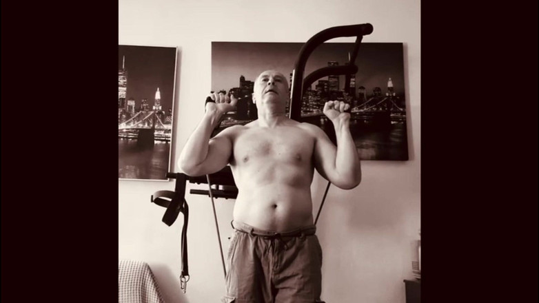 Alex Art: Güçlü adam antrenmandan sonra mastürbasyon yapıyor