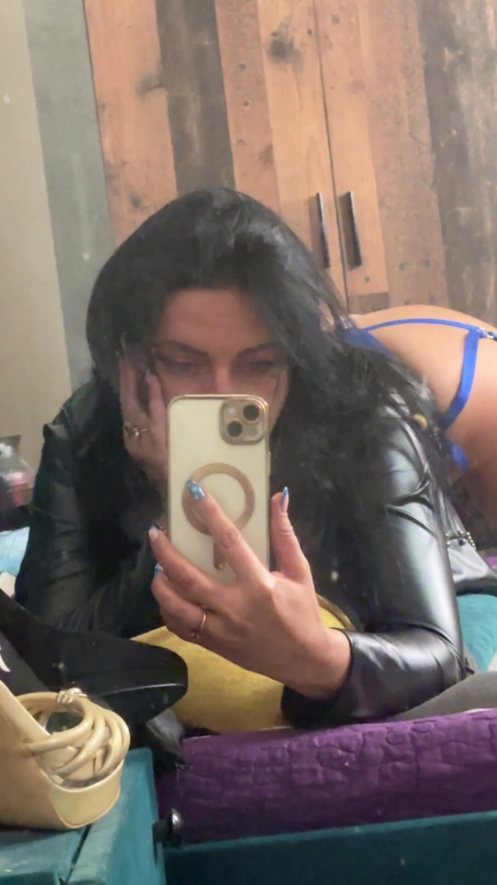 MilfyCalla: Milf en lencería sexy y abrigo largo - espejo en primer...