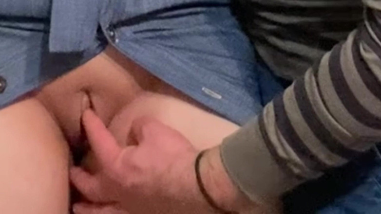 PriyaNaavya: Брудне хобі! Старий пестить ідеальну пизду на публіці