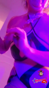 Kat-licious danse sensuellement dans un nody noir et bronzé, porte-jarretelles et hoes hautes aux cuisses