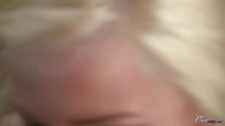 Czech Pornzone: Rondborstige blondine pijpt een lul als een hongerige teef