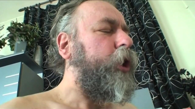 Old PIGS XXX: Bunicul bătrân își află fiica vitregă uitându-se la un film porno