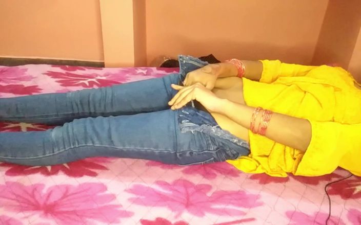 Housewife Geeta: Indische tiener werd betrapt op vingeren in haar poesje en...