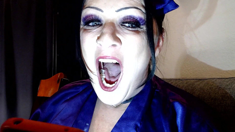 Abby Anna: MiLF conversazione sbadigliando