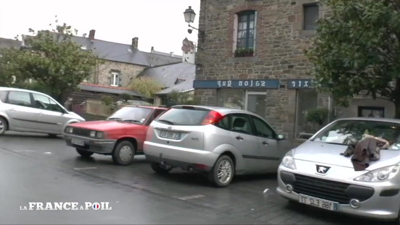 Rue Chaude: Exhibitionist Milf gets double penetration by strangers