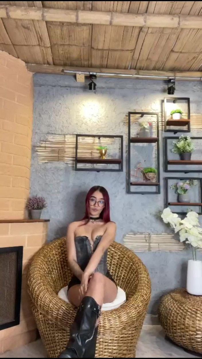 Lia Wood: 장난감 섹스로 집에서 자위하는 완벽한 쿠시룸의 Delgad Girl