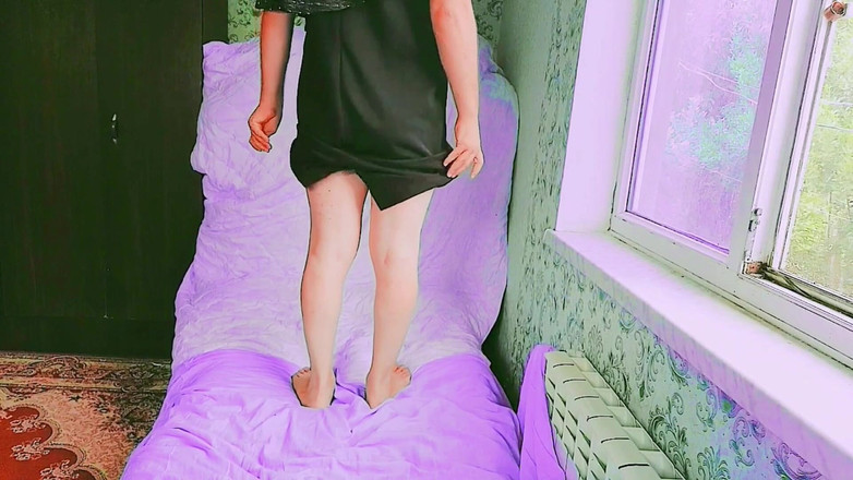 Kitty_Cross: Entzückende sissy dehnt arme nach süßem nickerchen am nachmittag