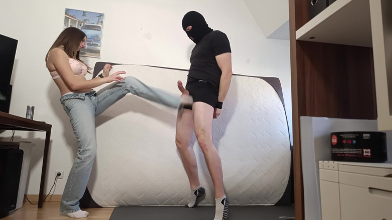 German ballsbusted: Mi sta distruggendo le palle e io sono indifesa