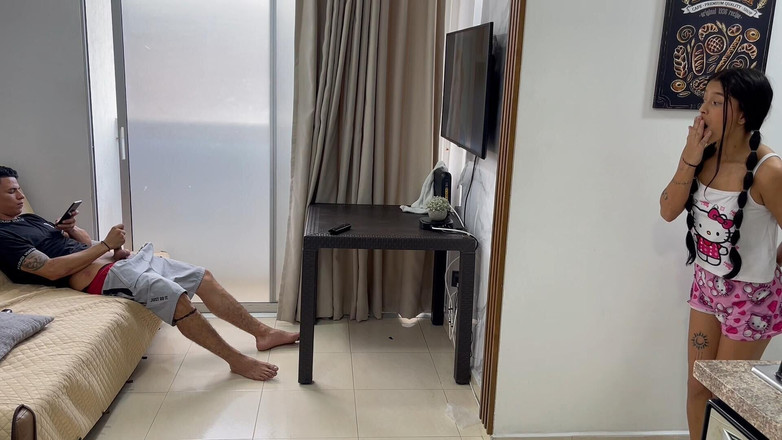 Kyleipalvin: Minha pequena meia-irmã me surpreende se masturbando enquanto reviso sua...