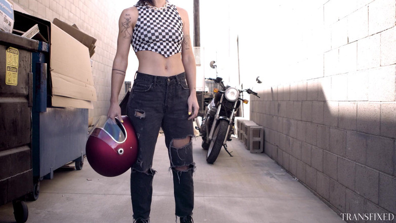 Transfixed ADULTTIME: Transfixed - trans cabaretbaas Brooklyn Gray kan het niet laten om...