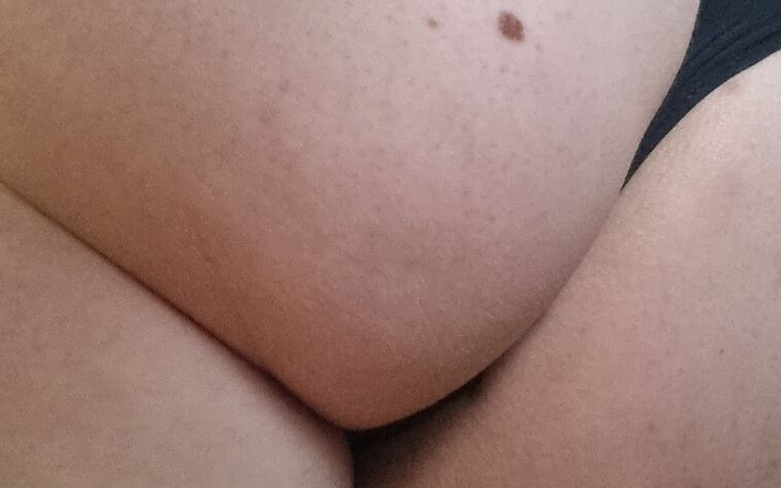 Succube_lilith: Lilitya bevredigt zichzelf met een vibrerende plug