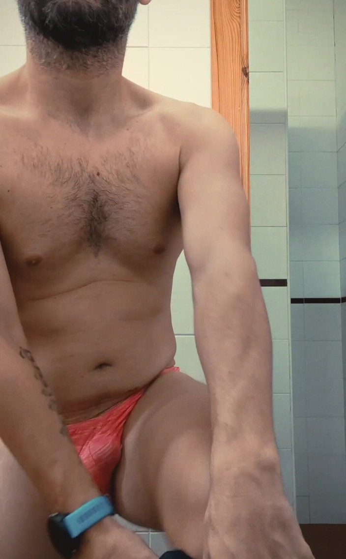 Midabito: После долгого дня на работе, пора раздеться и принять прохладный душ