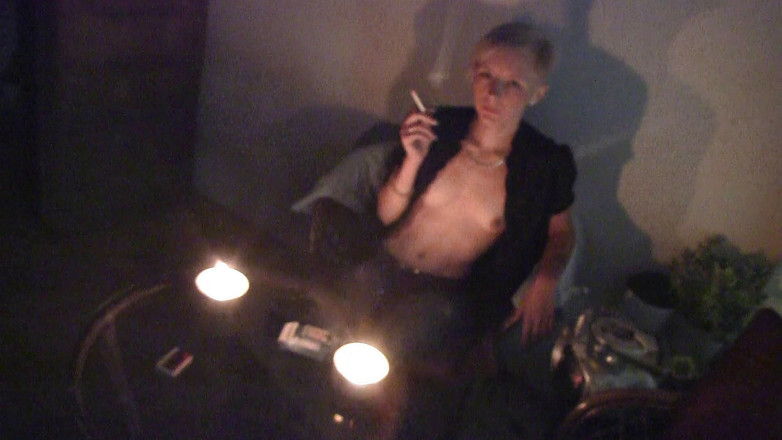 Smoke it bitch: Hubená blondýnka smyslně kouří svůj doutník