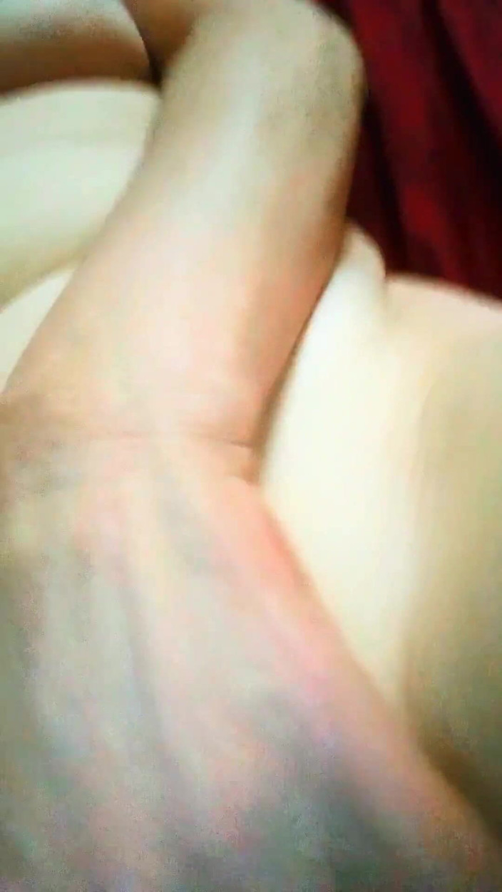 Bombstick and Trouble: La sexy miLF bionda si sditalina la sua figa rasata...