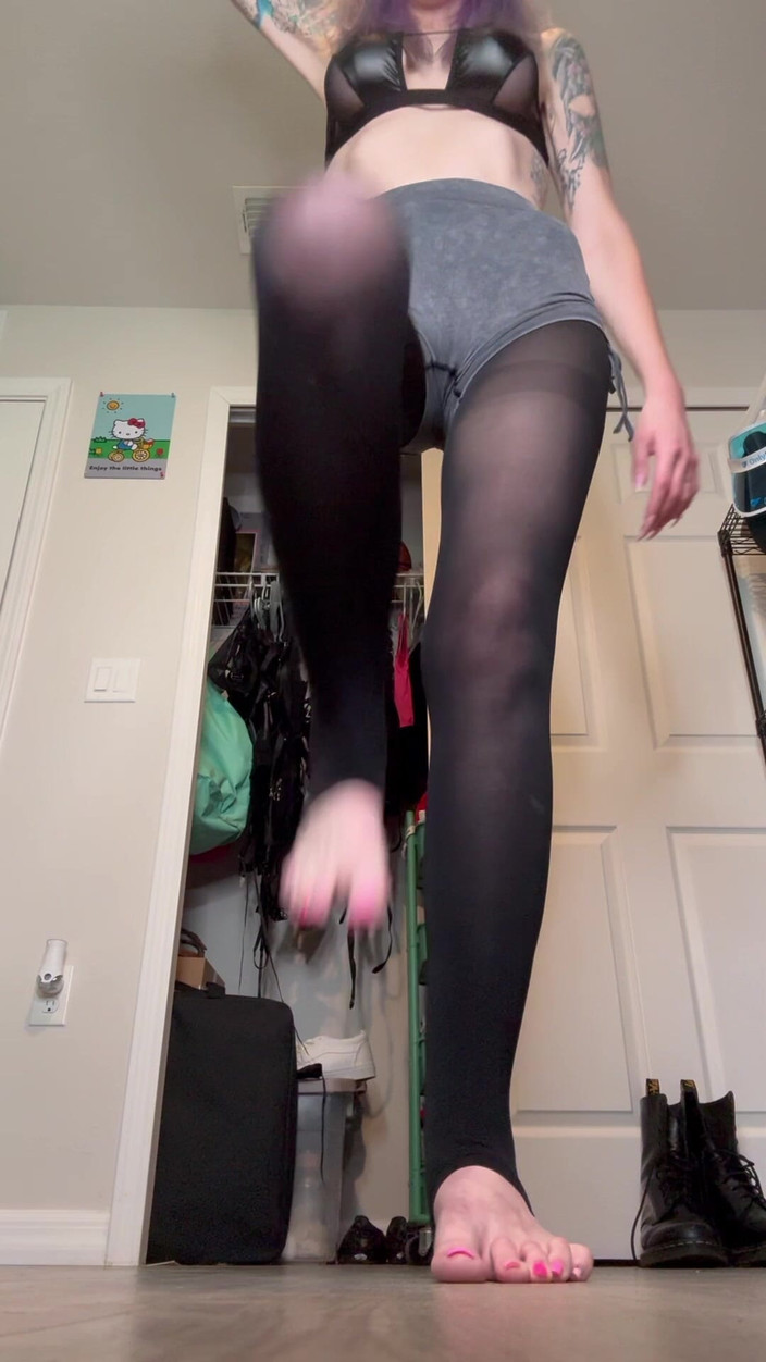 Peppermint Giantess: Stomping barefoot keras dalam stirrups saiz 16 kaki