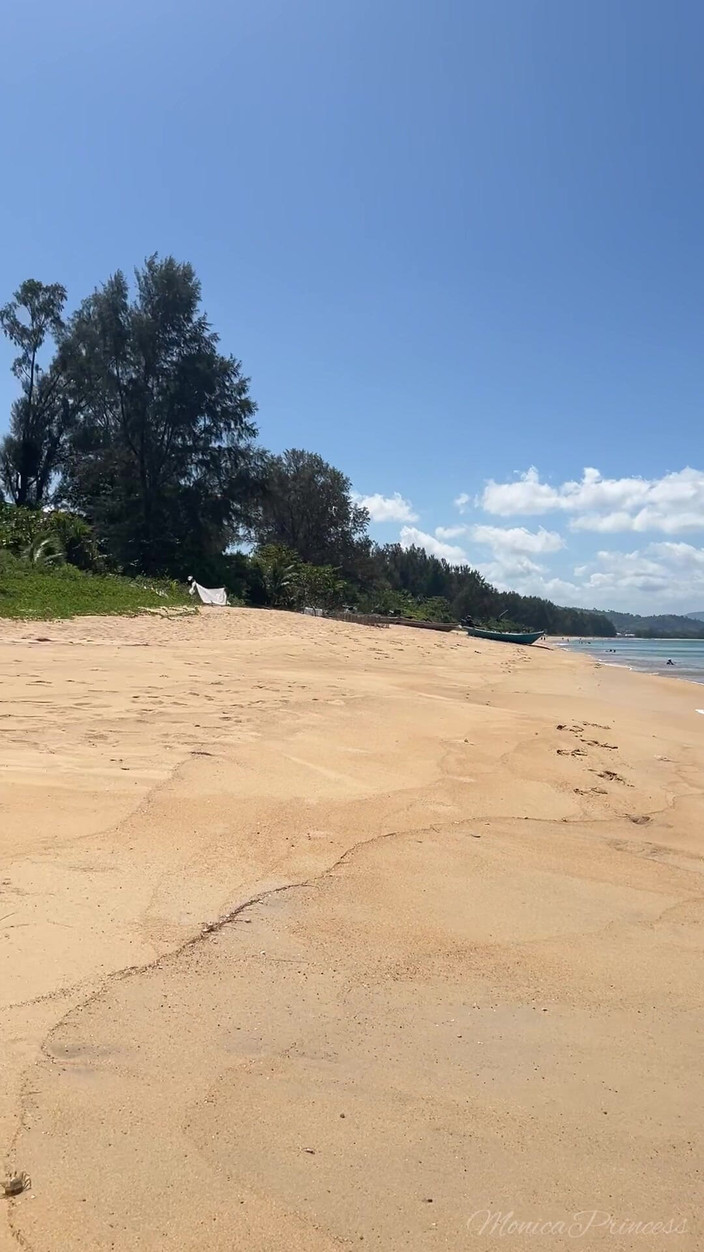 Princess Monica: Provocante in bikini rosso sulla spiaggia