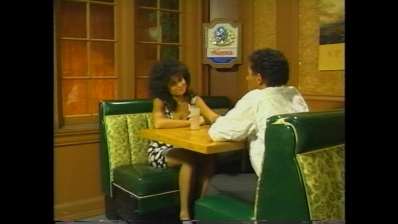 Vintage megastore: 彼女はダイニングテーブルで彼の友人に硬いチンポでファックされることを楽しんでいます