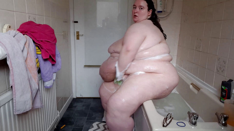 SSBBWLadyBrads: Awek montel super saiz bermain perut bilik air &amp; mandi