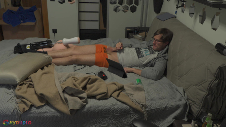 GayDuplo: Scopo il mio cazzo con la macchina del sesso e...