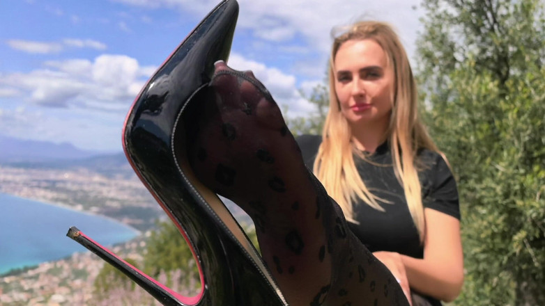 Goddess Lena: Panty's En Louboutins Wabak