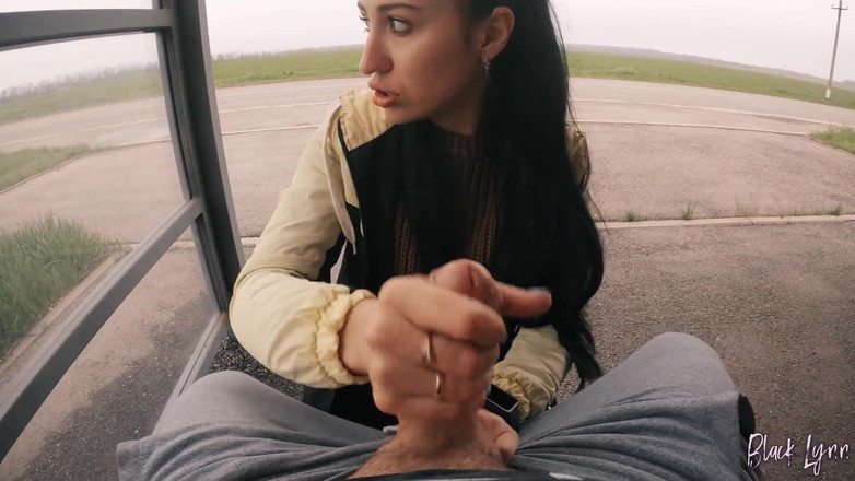 YSP Studio: Riskantní kouření na autobusovém nádraží poblíž silnice - téměř chyceni! - Černá Lynn