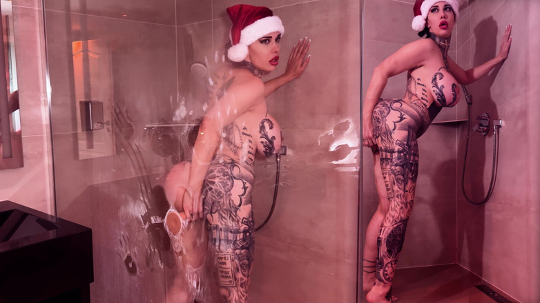 MissAlessaMilano: 23. Calendario dell'Avvento 2025 Babbo Natale con il dildo sotto la...