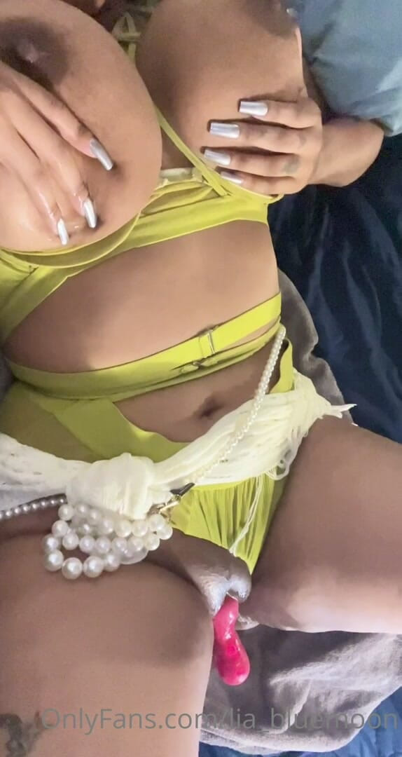 Sexyhot: Aku pengen banget ngentot memekku tapi aku baru pertama kali...