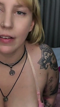 Bionda sexy e prosperosa adora mettersi in mostra davanti alla webcam quando è sola a casa
