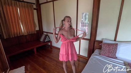 Cail Brodnevski: 継父と継娘はホテルの部屋のベッドを共有します