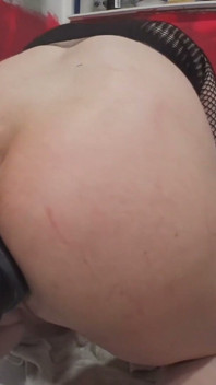Cur goth Femboy futând un vibrator imens