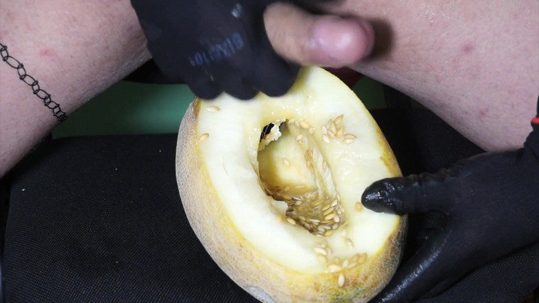 Margo Apollo: 我给了他一个南瓜作为拒绝的迹象，但他突然性交了