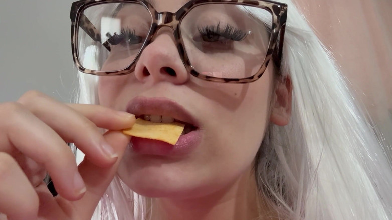 AmayaMori: Macocha uwielbia jeść chipsy w kostiumie Cosplay i uwielbia jedzenie