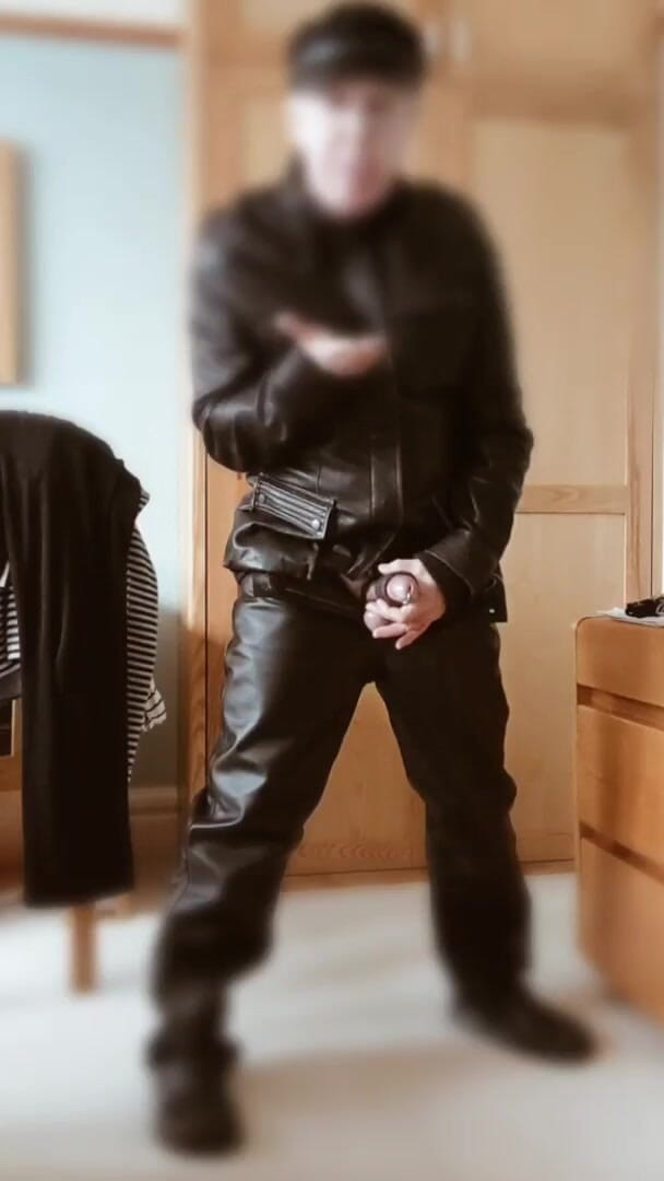 Bellhead: One minute leather jerk