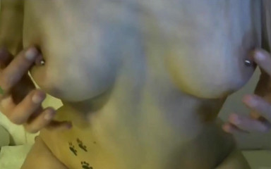 JustElocin: Hraní s mými citlivými propíchnutými bradavkami