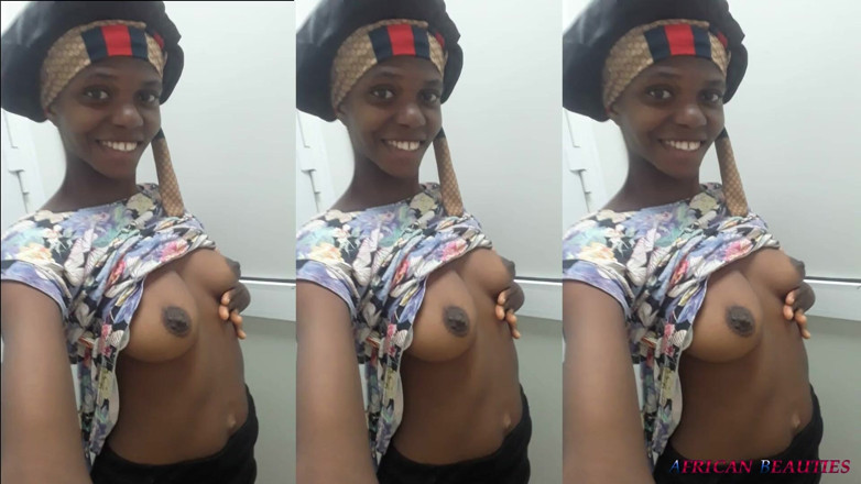 African Beauties: Çikolata sürtük mastürbasyon yapıyor ve kız arkadaşına işiyor