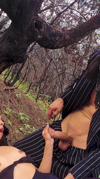 Fare sesso nella foresta con un grosso cazzo
