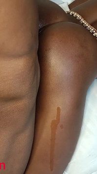 Üvey erkek kardeş minyon üvey kız kardeşini devasa bir vibratörle porno videosuna mastürbasyon yaparken yakaladı, bu yüzden onu sikiyor