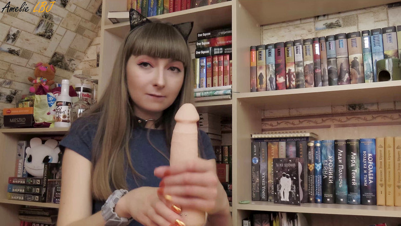 Amelie Dubon: 热辣女郎在大学后性感地吮吸和打手枪假阳具 - 自制