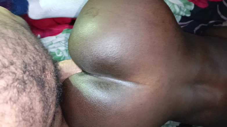 Yansh Fans: Großer ebenholzarsch reitet mit den händen an der wand