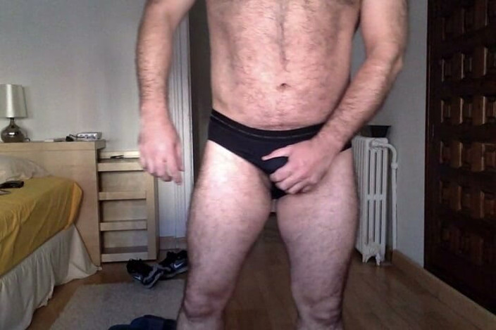 Hairy Guy Portugal: Mi stanno vestindo per uscire d'estate