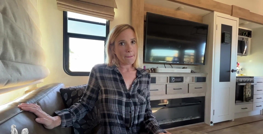 Jane Cane: 스턴트 자지가 필요한 의붓 여동생