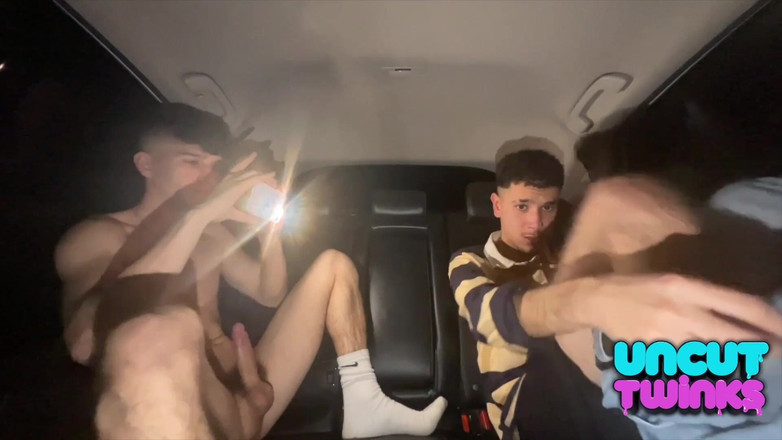 UncutTwinks: 2 sünnetsiz iri güzel kadın açık havada sikişiyor