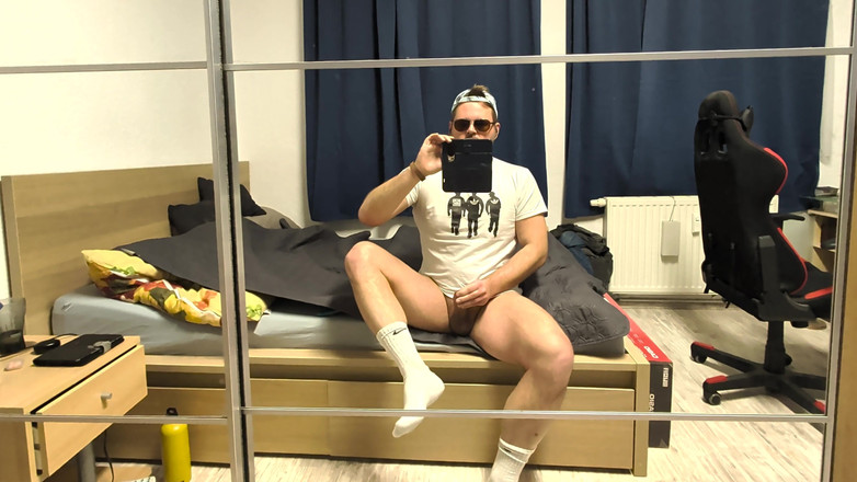 Alex Butt: Nike Sneaker și Distracție cu șosete