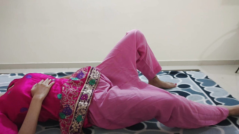 Saarabhabhi6: Индийский курьерский паренек внутри моей личной двери комнаты, когда я наслаждался собой, но нужен был большой хуй, хинди аудио